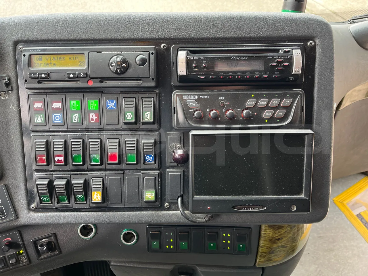 Volvo B12B DH12D420 - EUR4 -309kW -12.975m - radio accessories photo