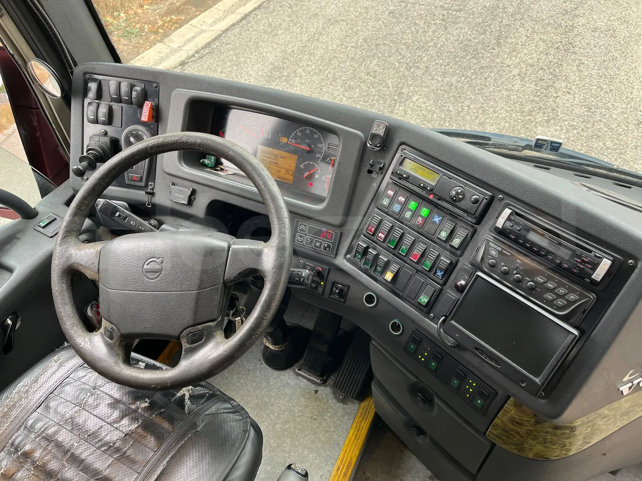 Volvo B12B DH12D420 - EUR4 -309kW -12.975m - buttons panels on