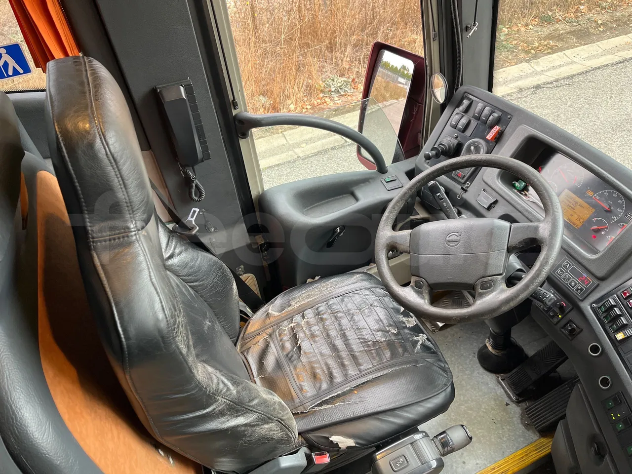 Volvo B12B DH12D420 - EUR4 -309kW -12.975m - driver's seat photo
