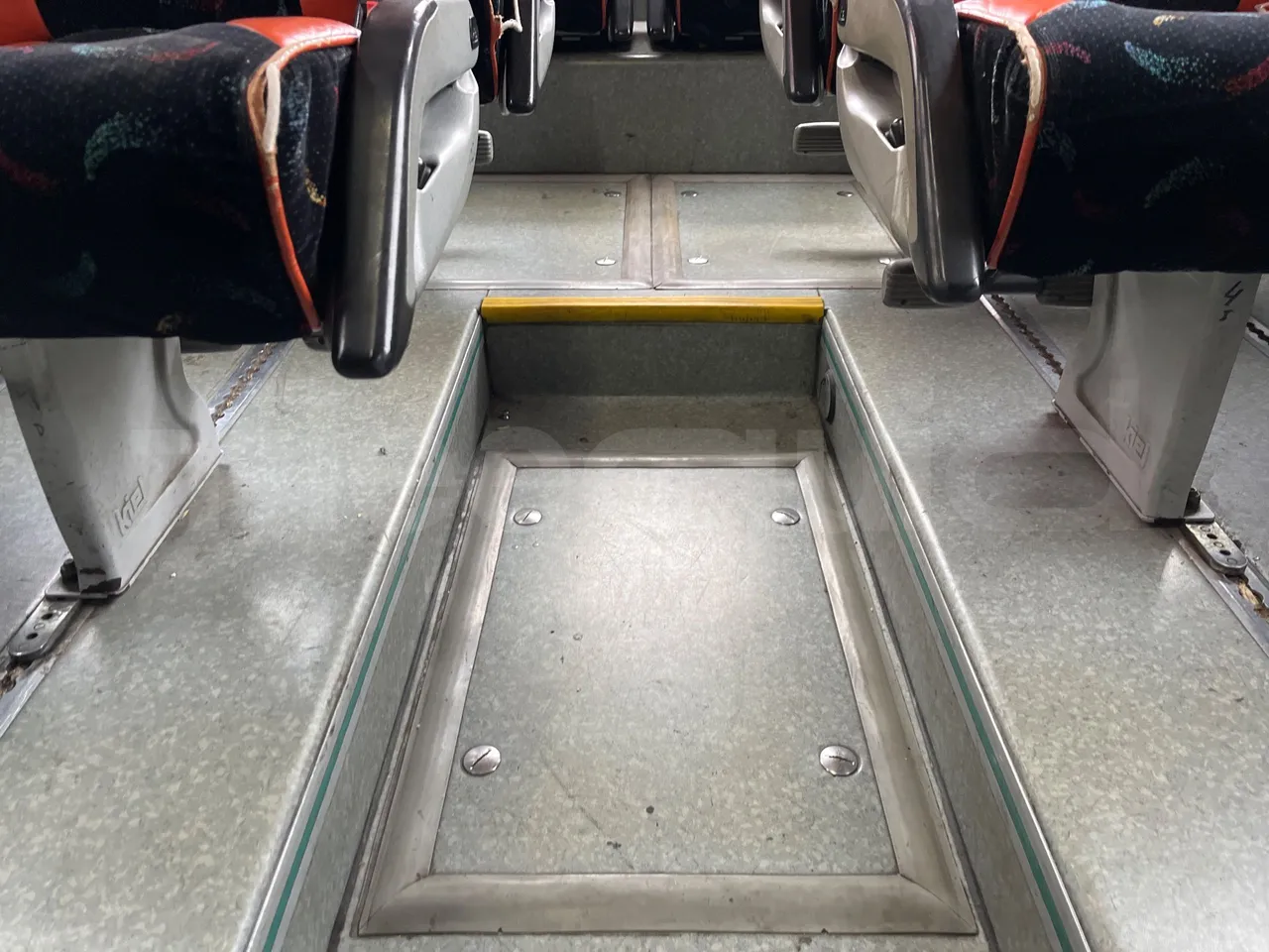 Volvo B12B DH12D420 - EUR4 -309kW -12.975m - floor hatches photo