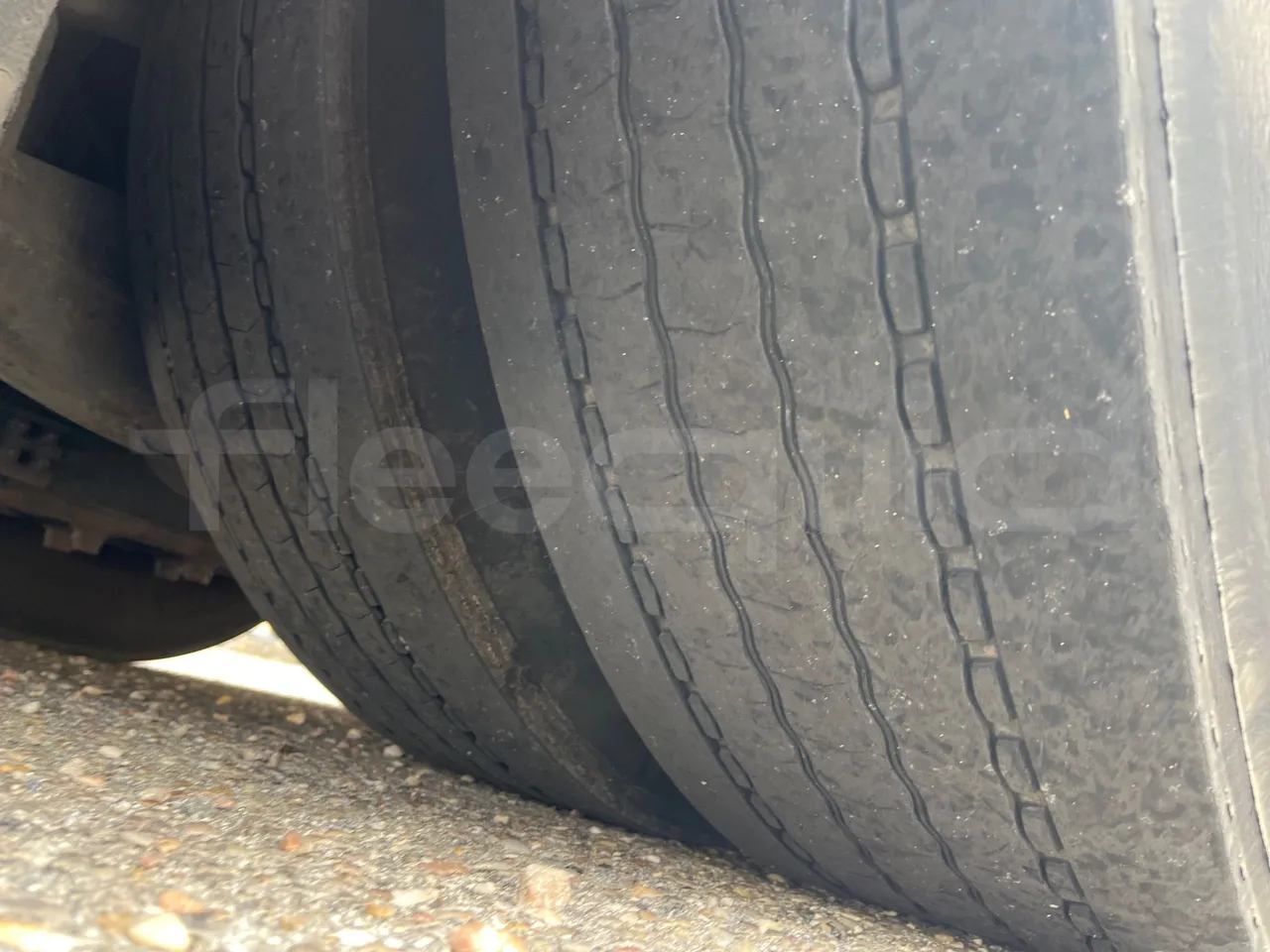 Volvo B12B DH12D420 - EUR4 -309kW -12.975m - tread condition front tires left