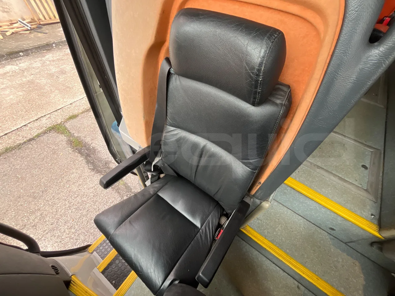 Volvo B12B DH12D420 - EUR4 -309kW -12.975m - hostess seat photo