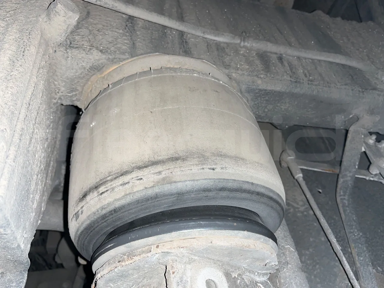 Volvo B12B DH12D420 - EUR4 -309kW -12.975m - axle 2 shock absorbers 2 left