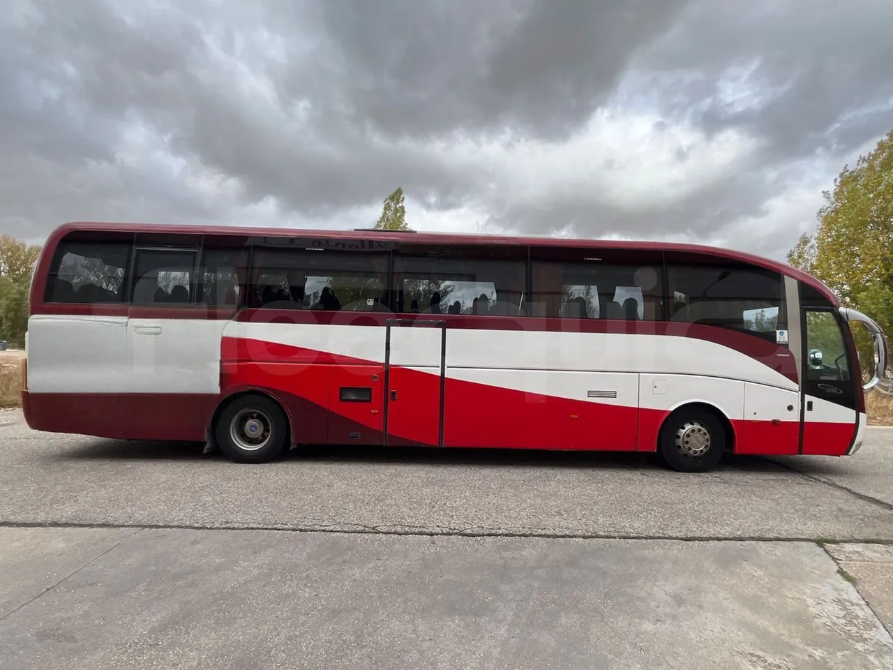 Volvo B12B DH12D420 - EUR4 -309kW -12.975m - right side doors closed