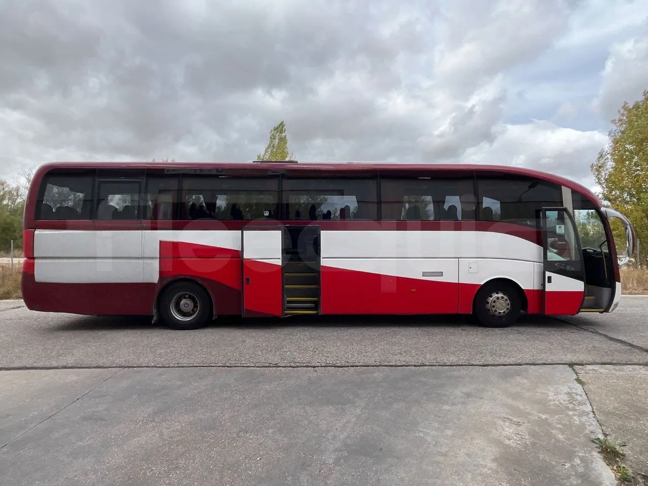 Volvo B12B DH12D420 - EUR4 -309kW -12.975m - right side doors open
