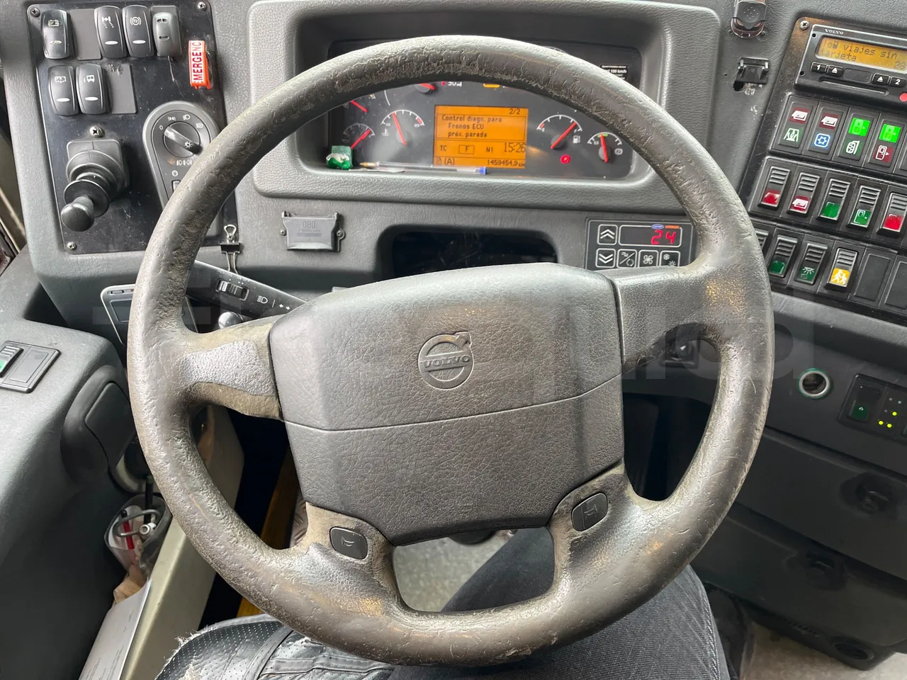 Volvo B12B DH12D420 - EUR4 -309kW -12.975m - steering wheel photo