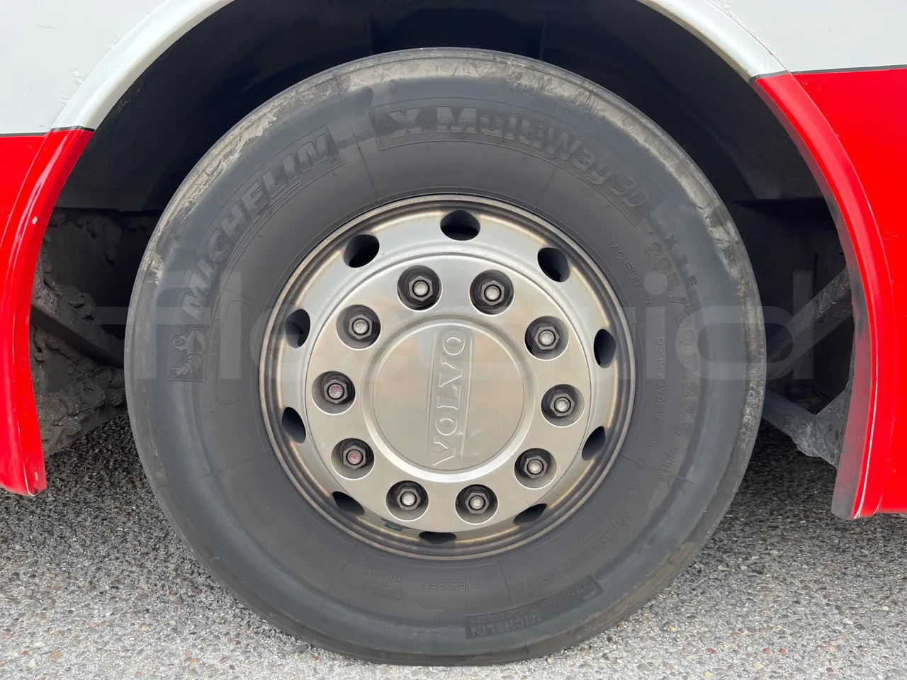 Volvo B12B DH12D420 - EUR4 -309kW -12.975m - front left tire measurements