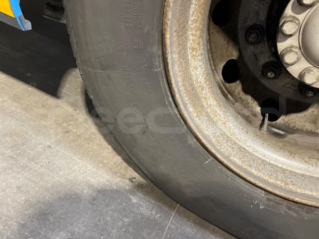 Mercedes-Benz Integro E5 4 - Euro5 - 220kW - 12.140mt - tread condition front tires right