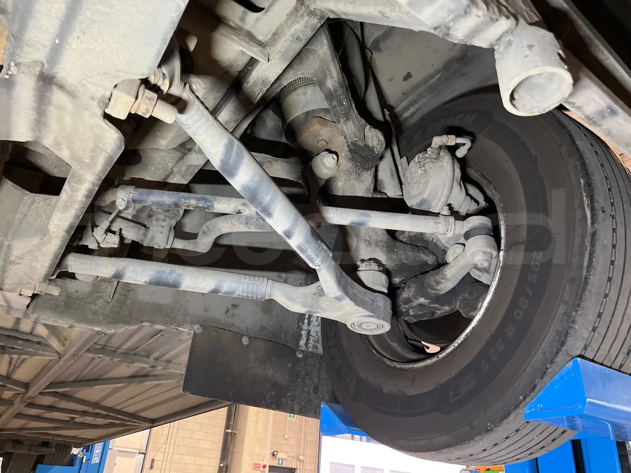 Mercedes-Benz Integro E5 4 - Euro5 - 220kW - 12.140mt - front axle left side