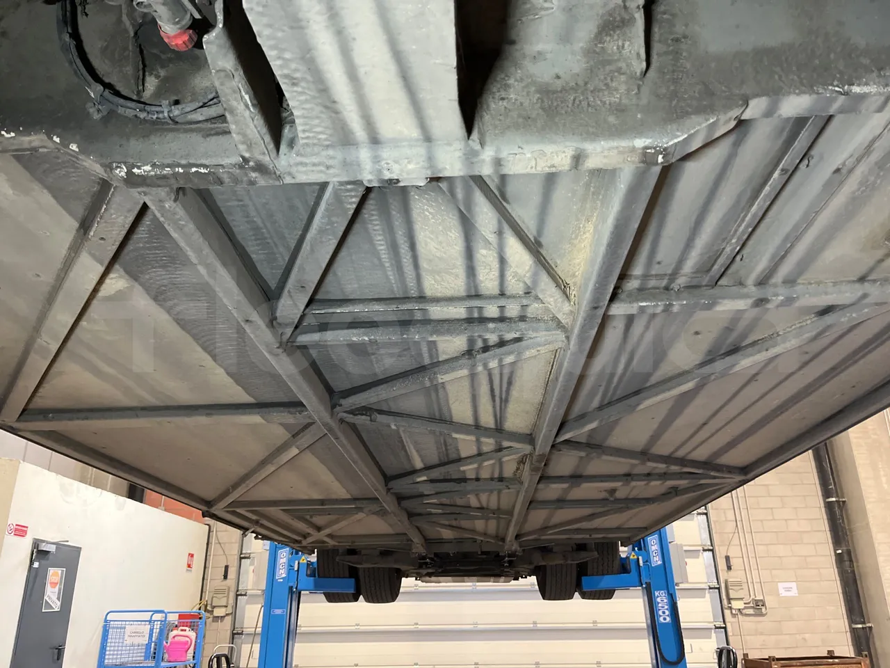 Mercedes-Benz Integro E5 4 - Euro5 - 220kW - 12.140mt - central undercarriage photo