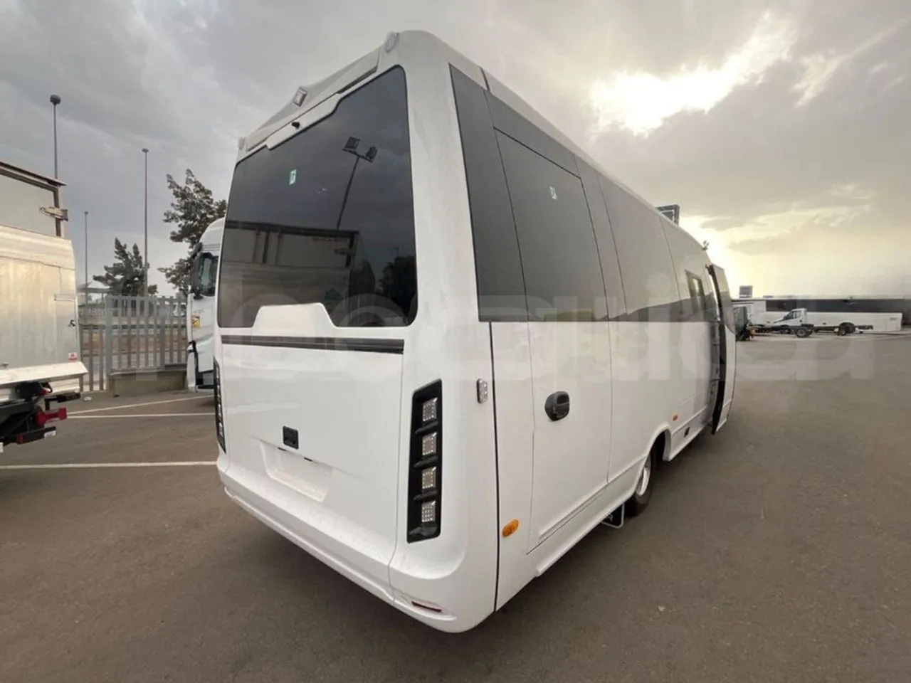 Iveco Indcar WingWGIVMY11 - EUR6 - 152kW - 7.995m - 3/4 right rear doors closed