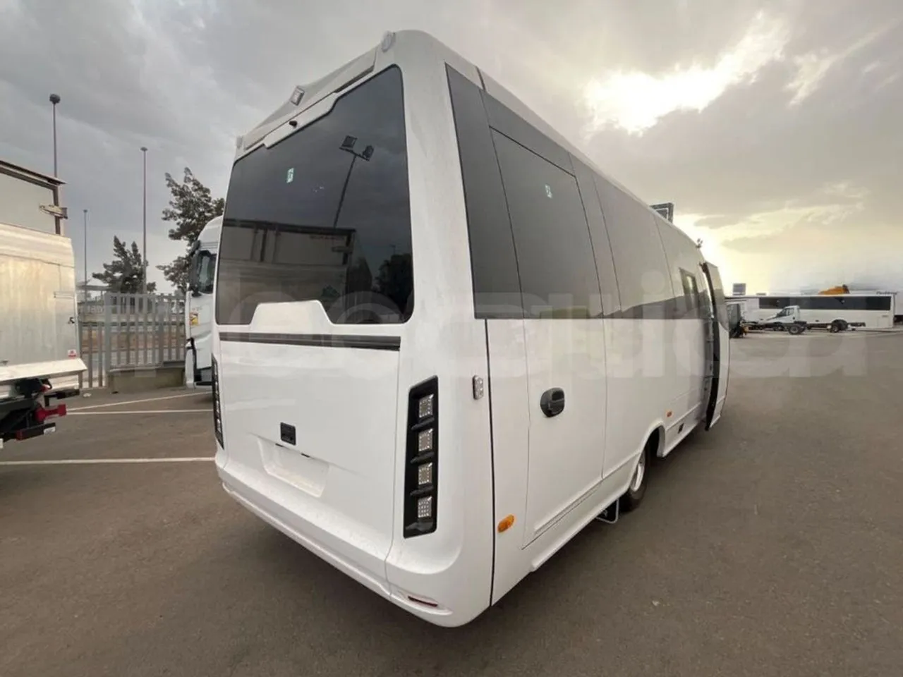 Iveco Indcar WingWGIVMY11 - EUR6 - 152kW - 7.995m - 3/4 right rear doors open
