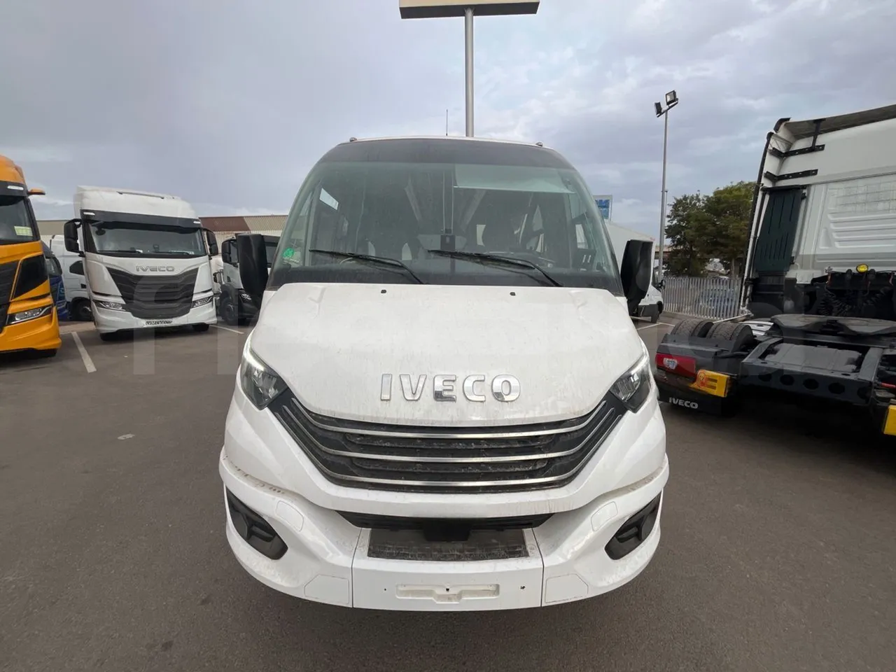 Iveco Indcar WingWGIVMY11 - EUR6 - 152kW - 7.995m - front photo