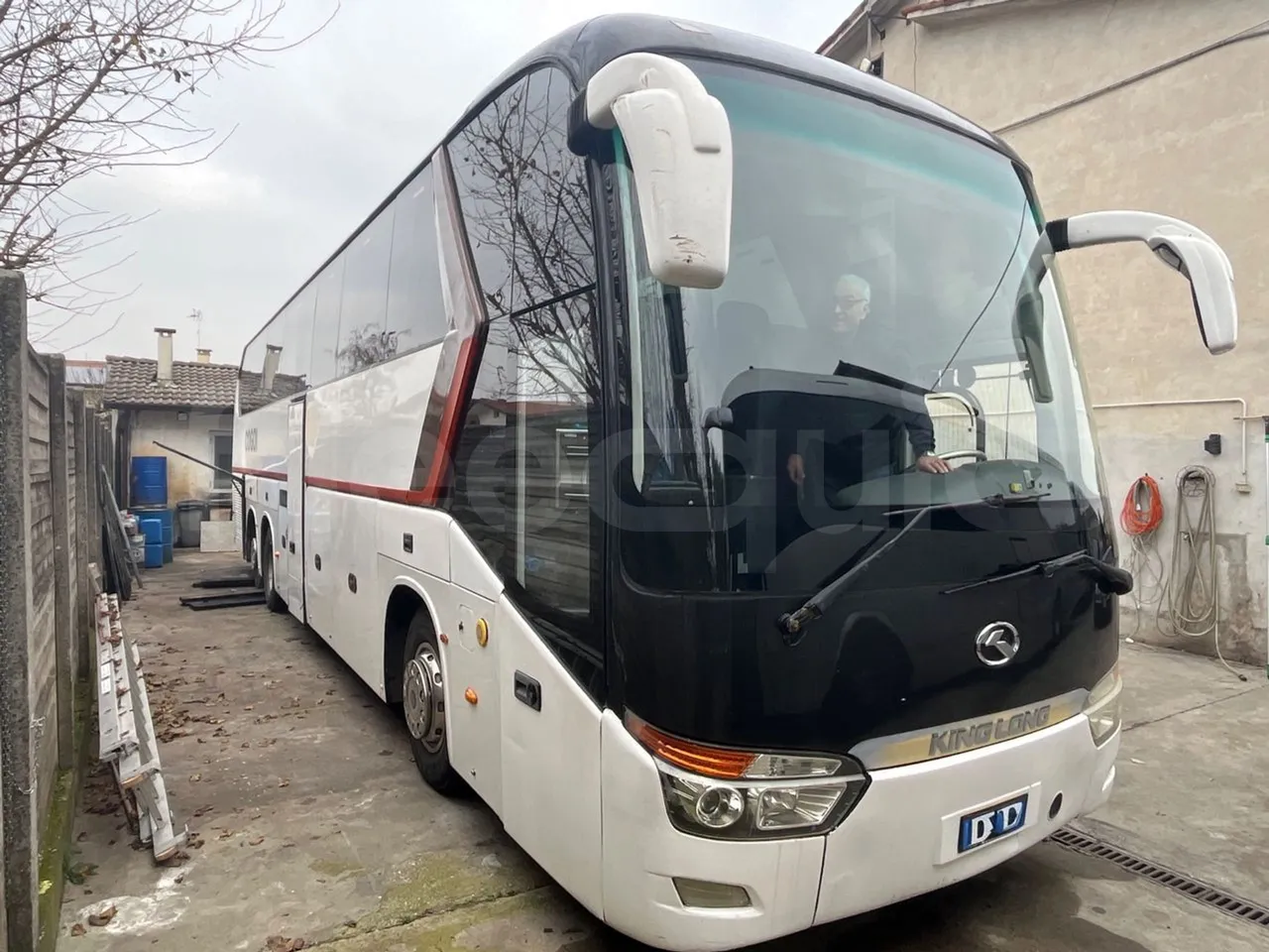 King Long XMQ6130Y 3AL 1AA1A XMQ6130Y 3AL 1AA1A - Euro5 - 287kW - 12.990mt - 3/4 right front doors open