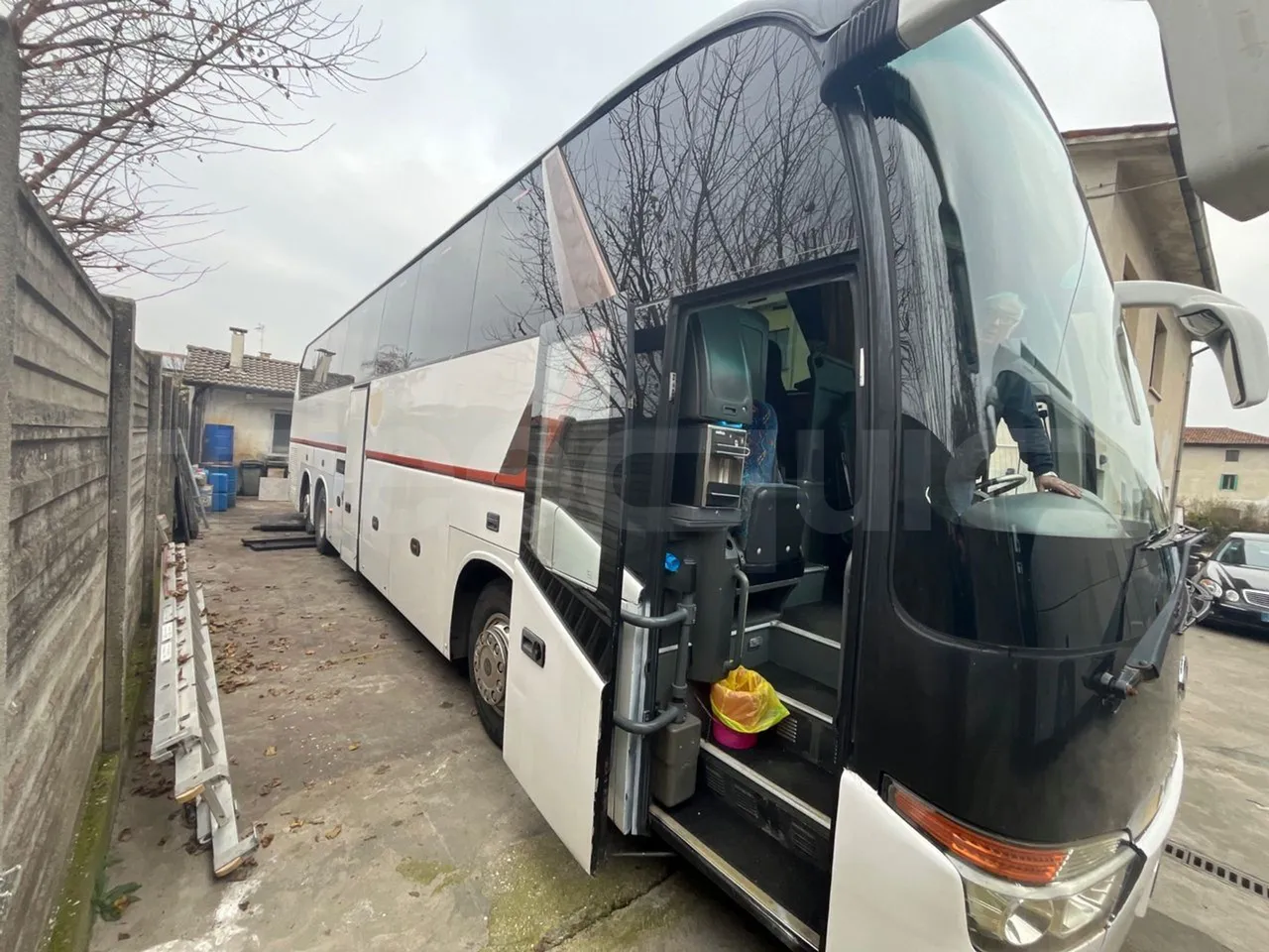 King Long XMQ6130Y 3AL 1AA1A XMQ6130Y 3AL 1AA1A - Euro5 - 287kW - 12.990mt - right side doors open