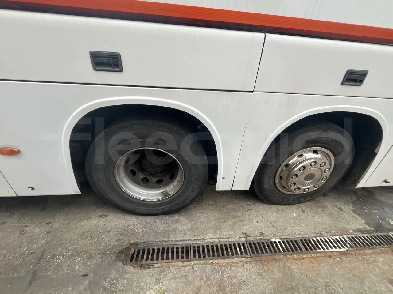 King Long XMQ6130Y 3AL 1AA1A XMQ6130Y 3AL 1AA1A - Euro5 - 287kW - 12.990mt - rear left tire photo