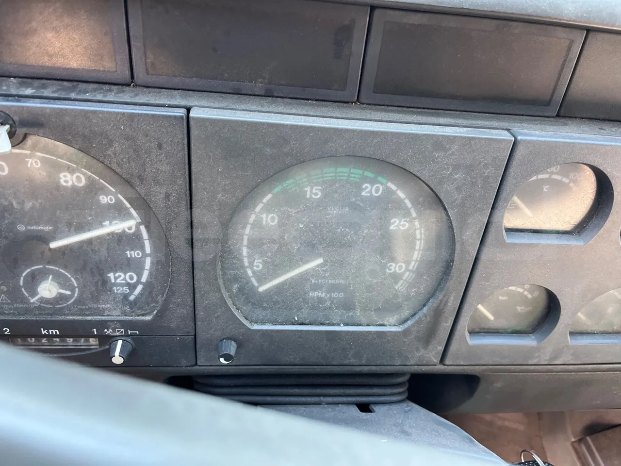 Iveco Magirus 260E27 75 - Euro2 - 200kW - 9.160mt - dashboard lights on