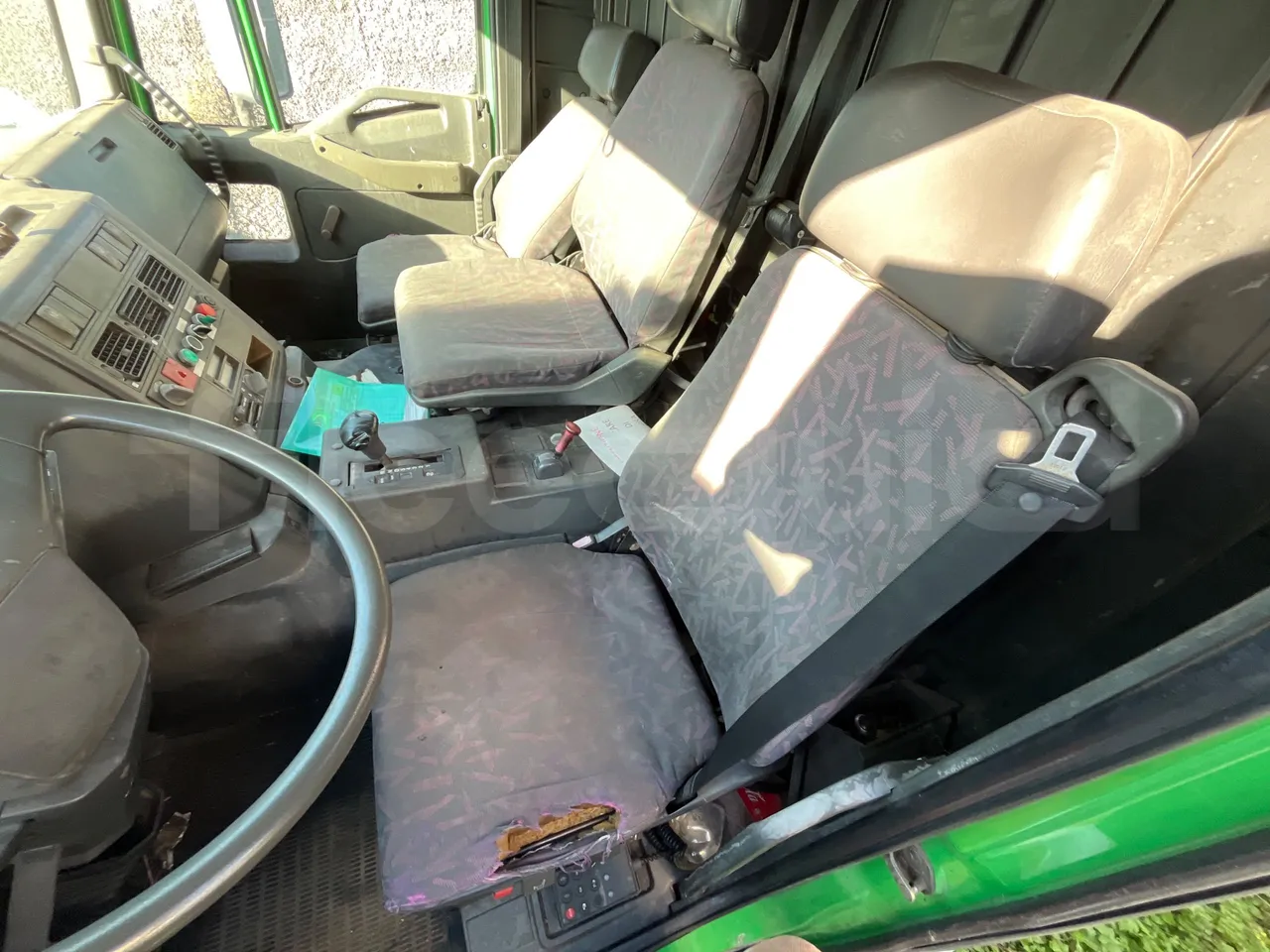 Iveco Magirus 260E27 75 - Euro2 - 200kW - 9.160mt - driver's seat photo