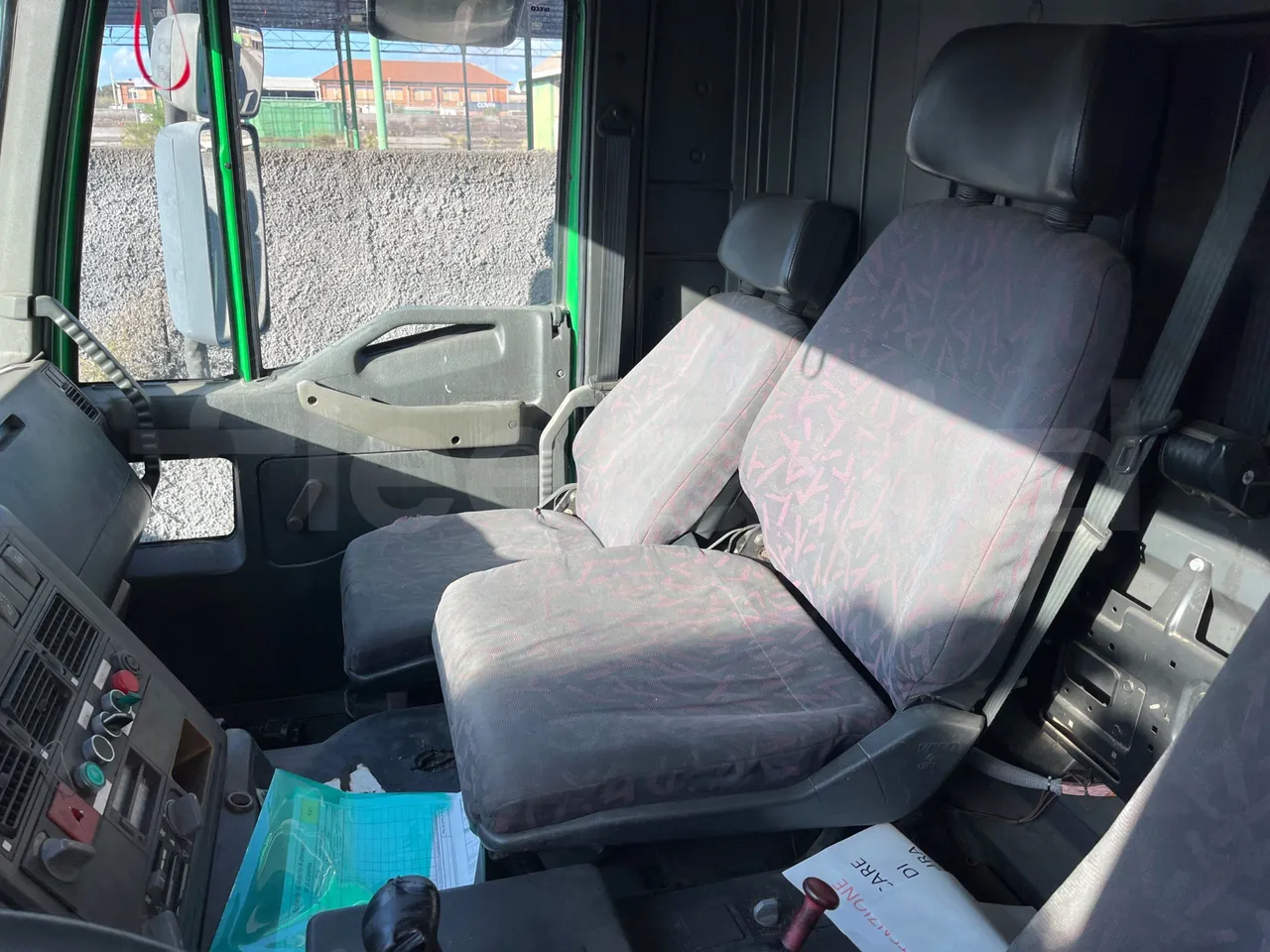 Iveco Magirus 260E27 75 - Euro2 - 200kW - 9.160mt - hostess seat photo