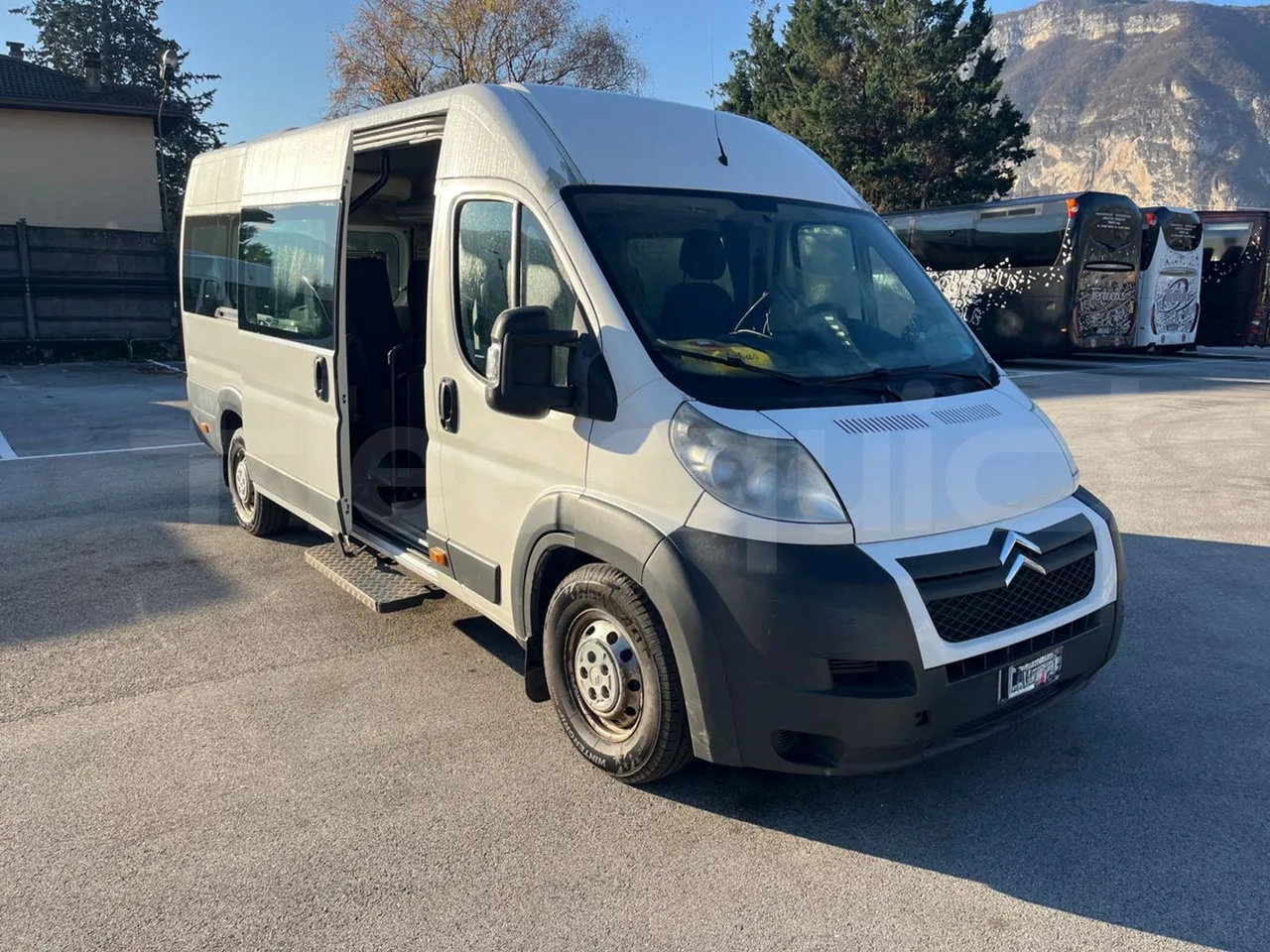 Citroën Jumper Y - EUR5 - 115kW - 6.363m - 3/4 right front doors open