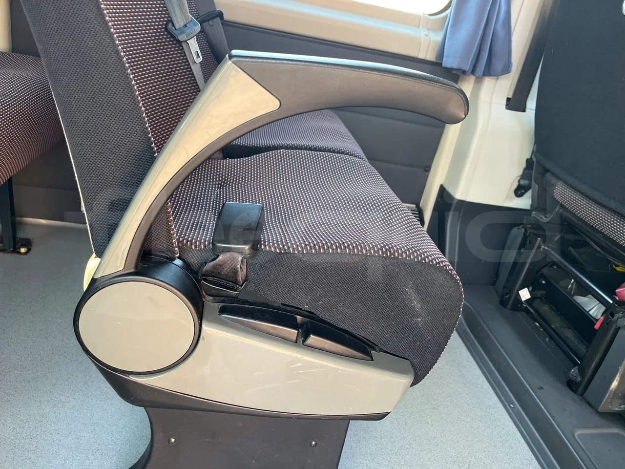 Citroën Jumper Y - EUR5 - 115kW - 6.363m - armrest detail photo