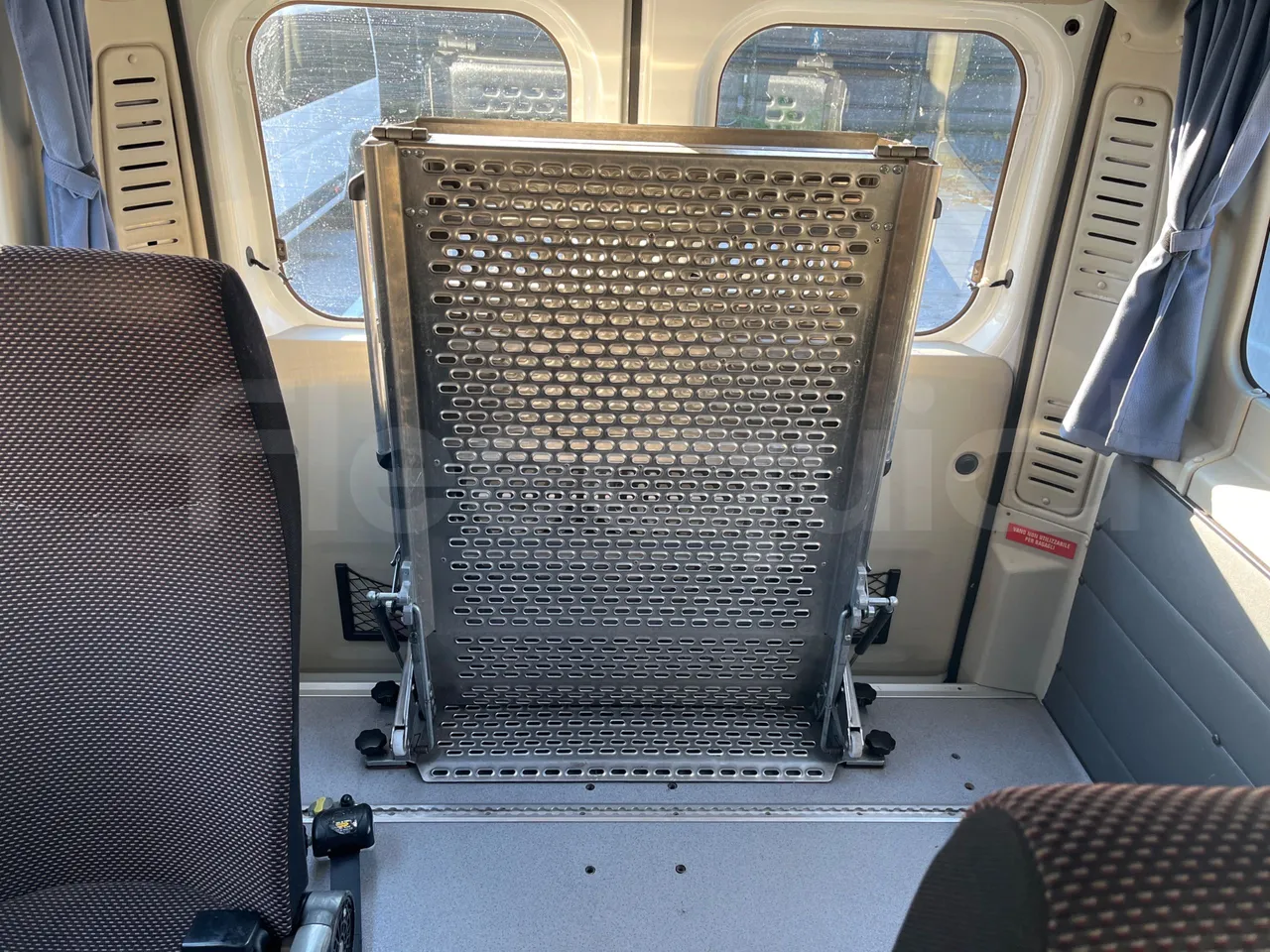 Citroën Jumper Y - EUR5 - 115kW - 6.363m - reverse view middle aisle