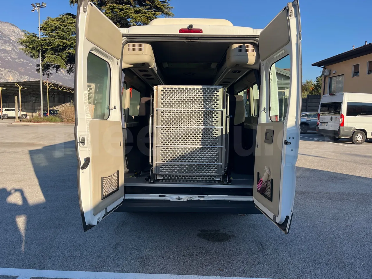 Citroën Jumper Y - EUR5 - 115kW - 6.363m - rear hatch open