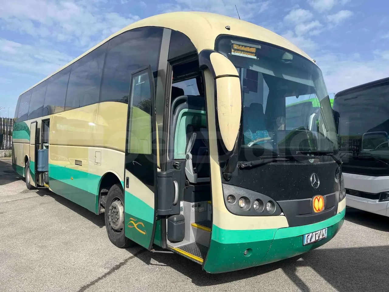 Mercedes-Benz Sunsundegui - 3/4 right front doors open