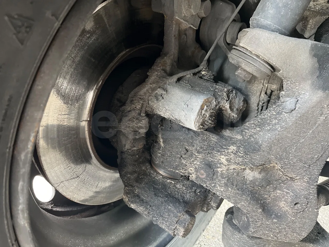 Mercedes-Benz Sunsundegui - front discs left
