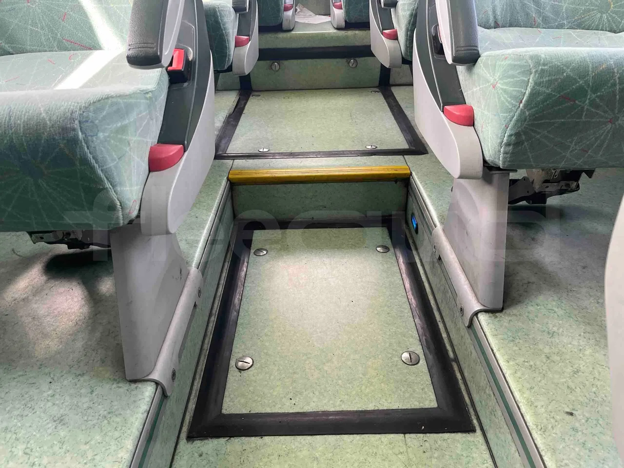 Mercedes-Benz Sunsundegui - floor hatches photo