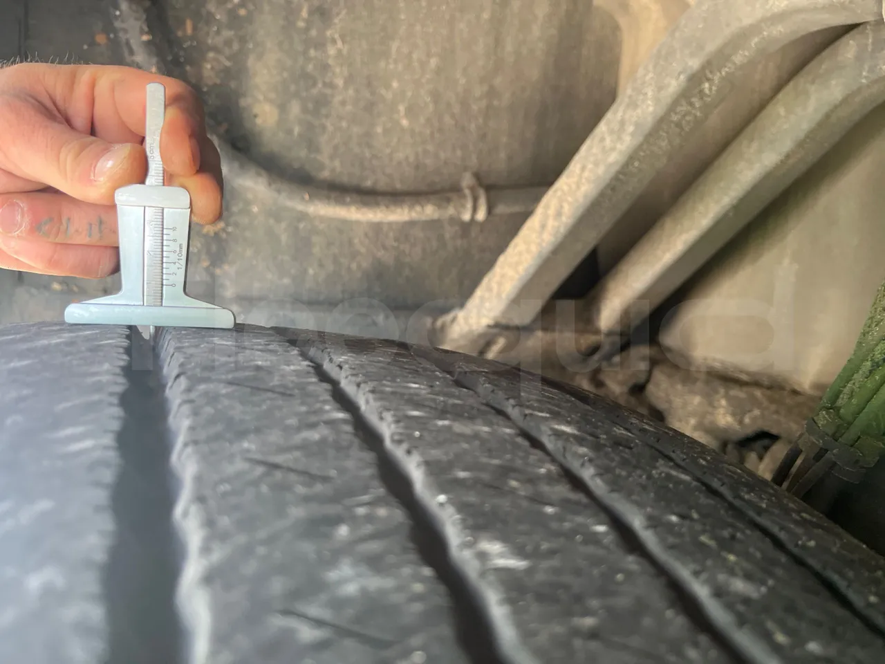 Mercedes-Benz Sunsundegui - tread condition front tires right
