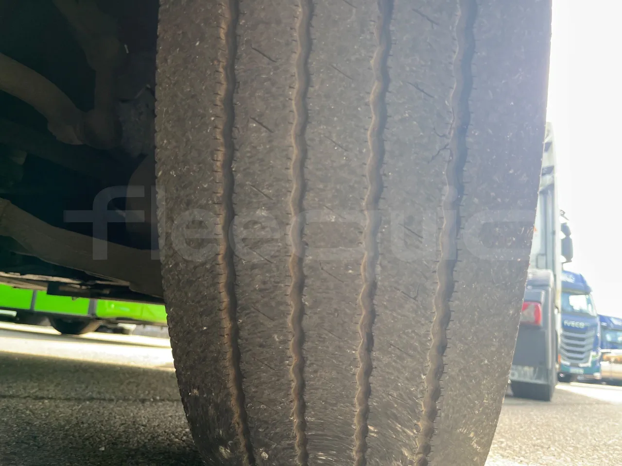 Mercedes-Benz Sunsundegui - tread condition third axle tires right