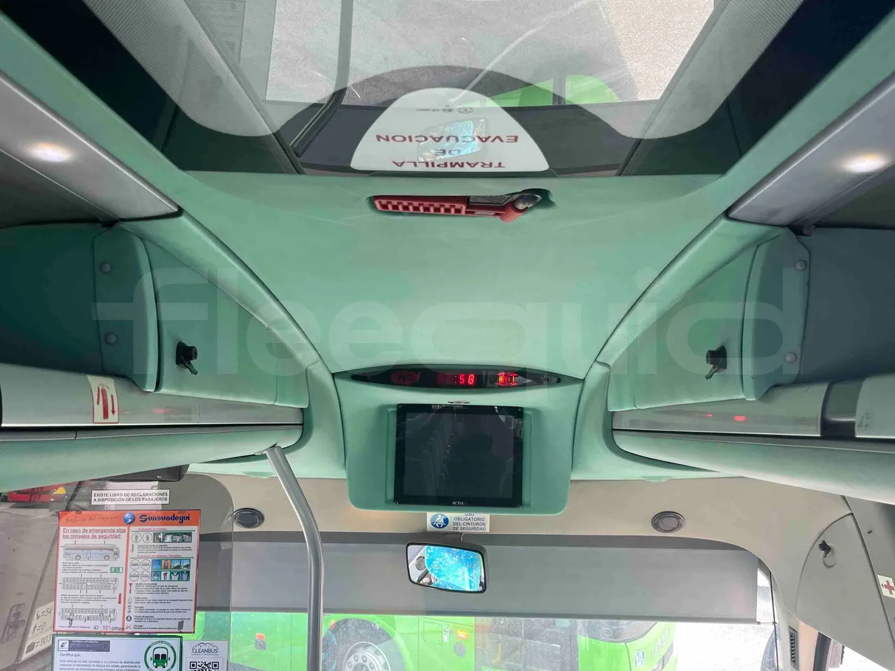 Mercedes-Benz Sunsundegui - overhead compartments photo