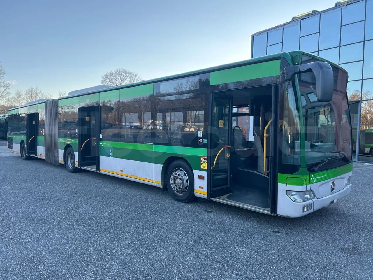 Mercedes-Benz O 530 G- 3P - Euro5 - 260kW - 17.940mt - 3/4 right front doors open