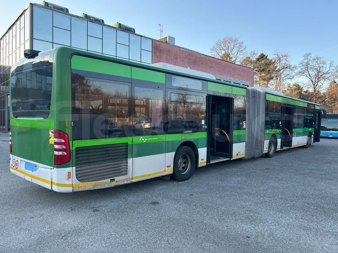 Mercedes-Benz O 530 G- 3P - Euro5 - 260kW - 17.940mt - 3/4 right rear doors open