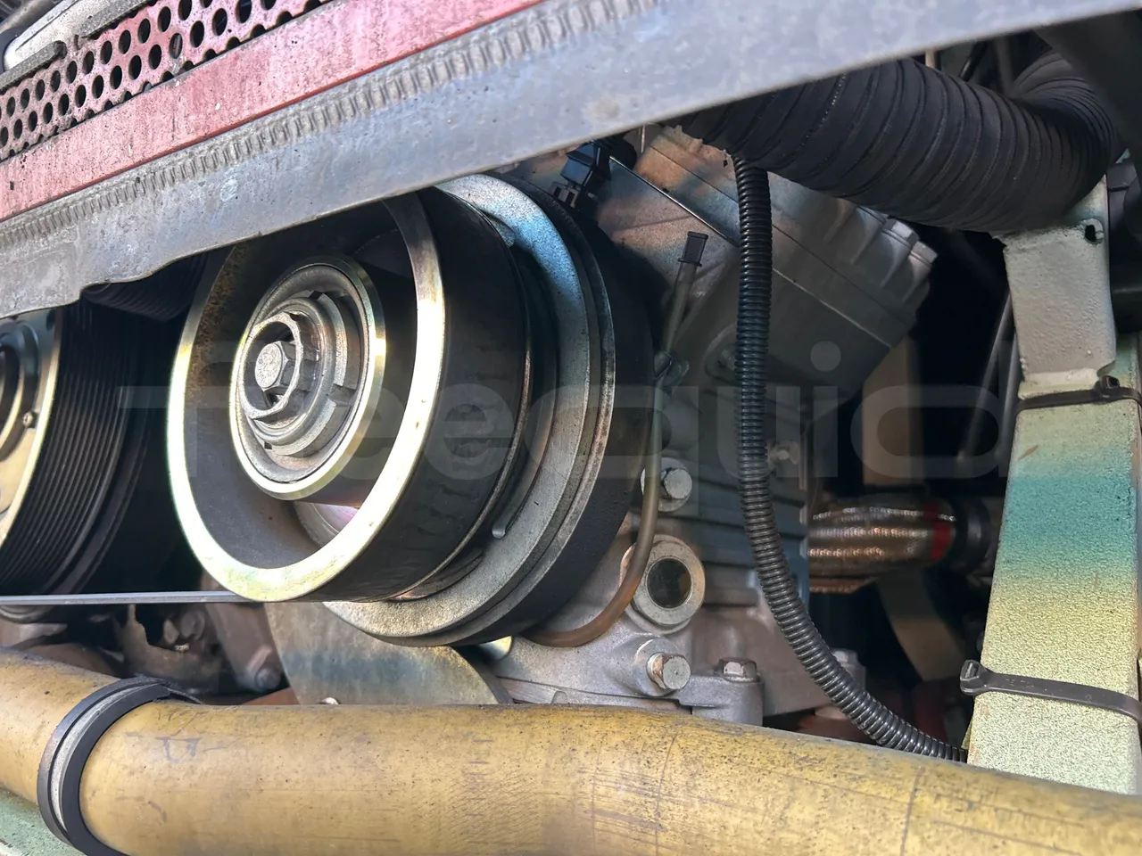 Mercedes-Benz O 530 G- 3P - Euro5 - 260kW - 17.940mt - air conditioning compressor