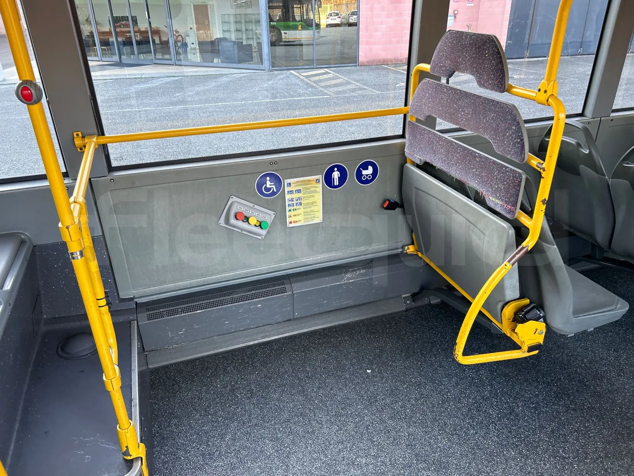 Mercedes-Benz O 530 G- 3P - Euro5 - 260kW - 17.940mt - disabled area photo