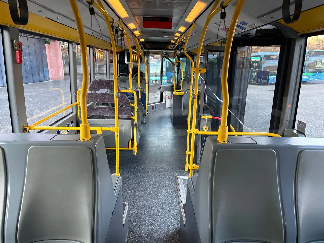 Mercedes-Benz O 530 G- 3P - Euro5 - 260kW - 17.940mt - forward view middle aisle