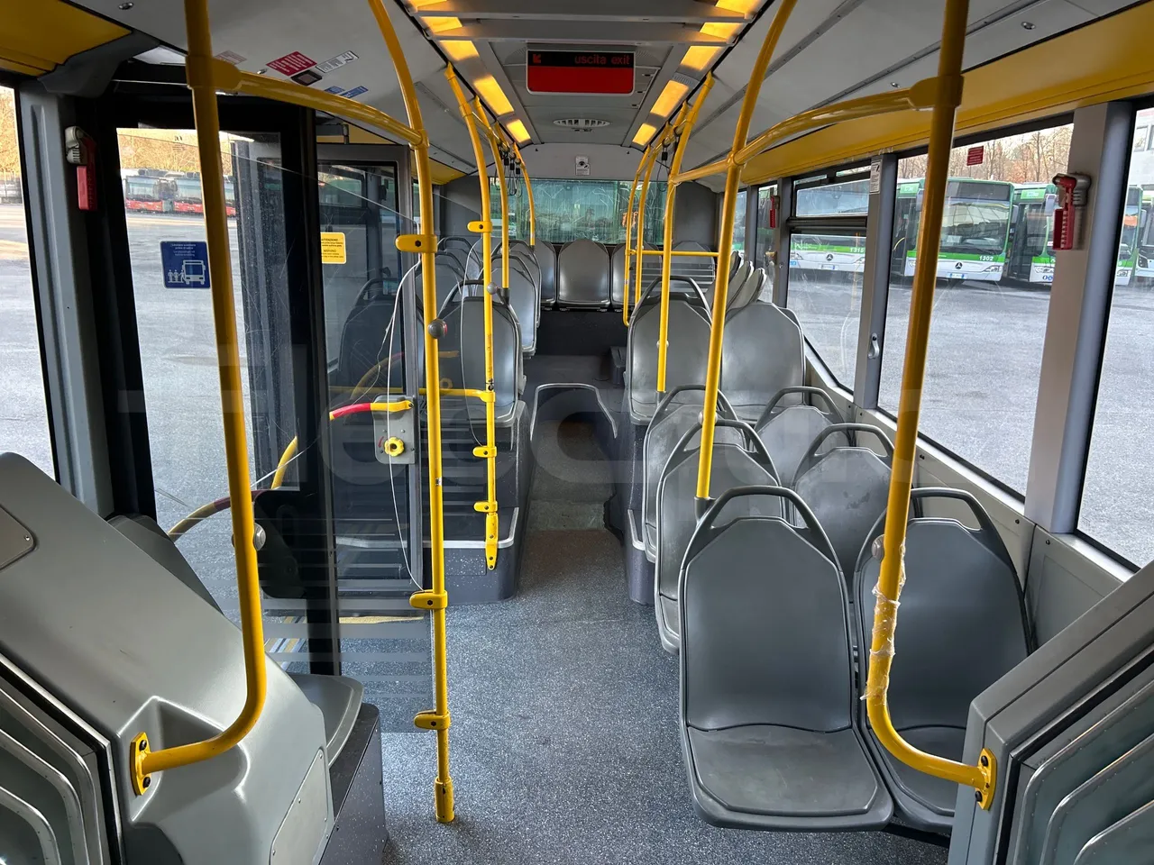 Mercedes-Benz O 530 G- 3P - Euro5 - 260kW - 17.940mt - reverse view middle aisle