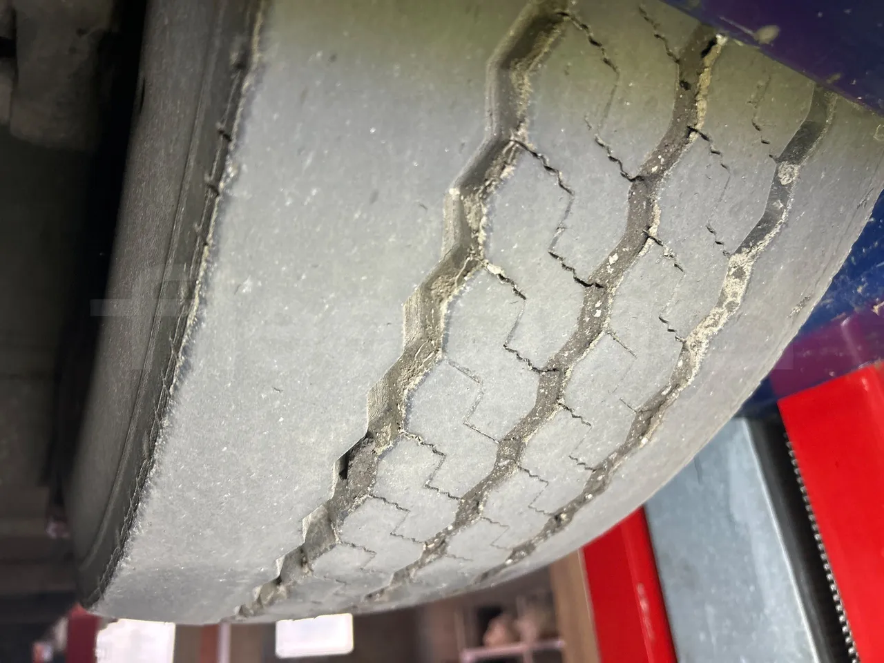 Mercedes-Benz O 530 G- 3P - Euro5 - 260kW - 17.940mt - tread condition front tires right