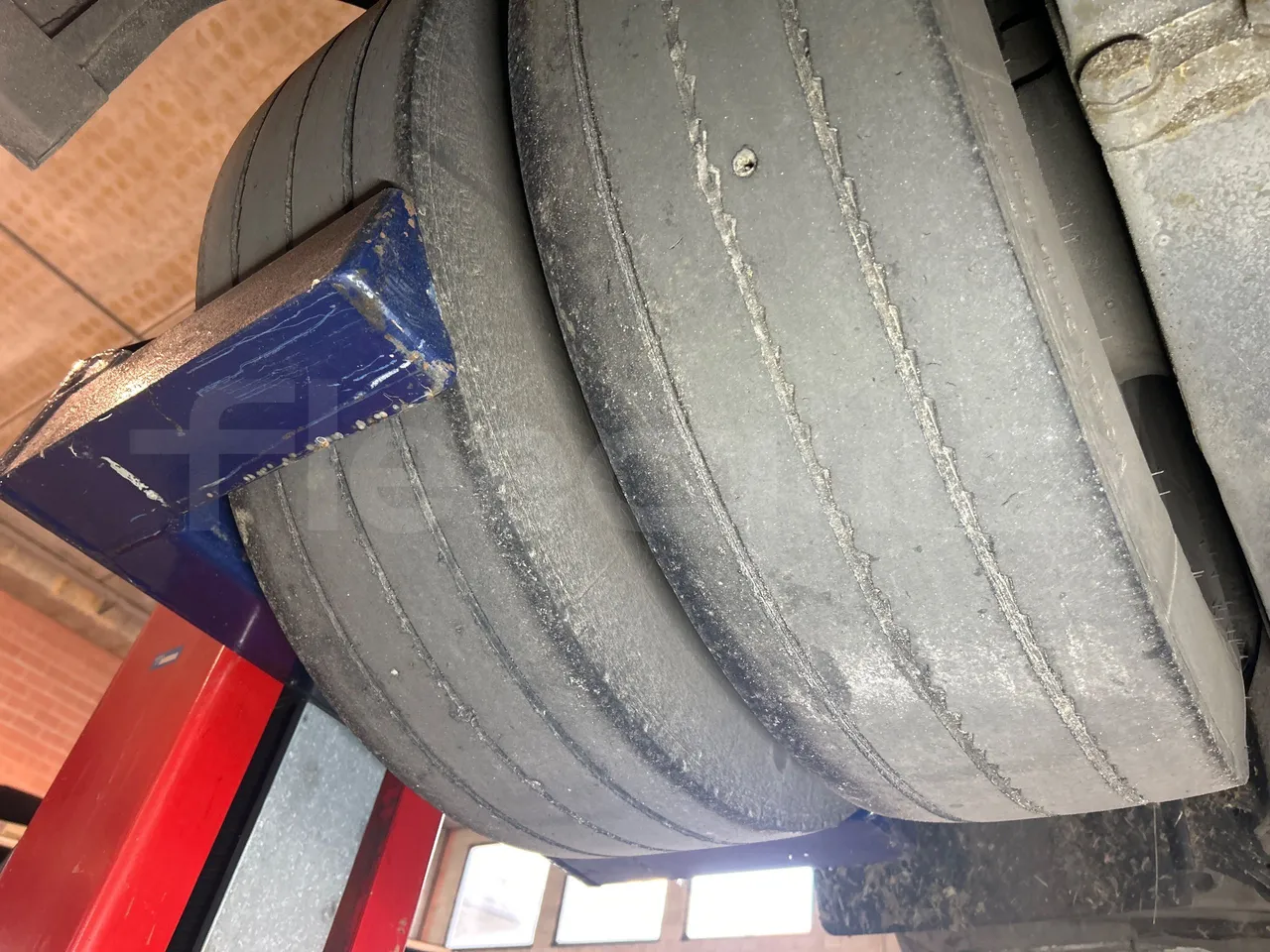 Mercedes-Benz O 530 G- 3P - Euro5 - 260kW - 17.940mt - tread condition second axle tires left