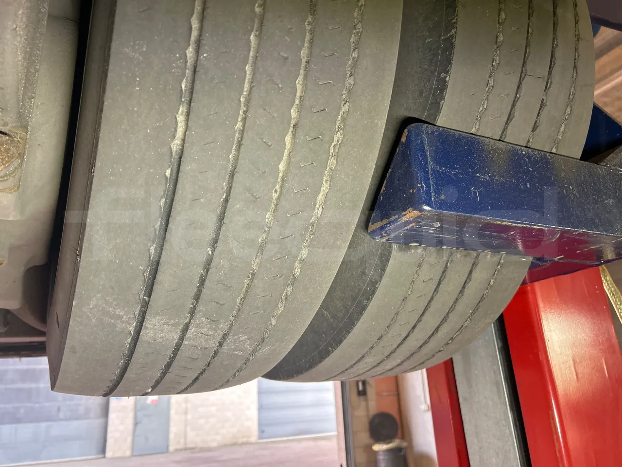 Mercedes-Benz O 530 G- 3P - Euro5 - 260kW - 17.940mt - tread condition third axle tires left