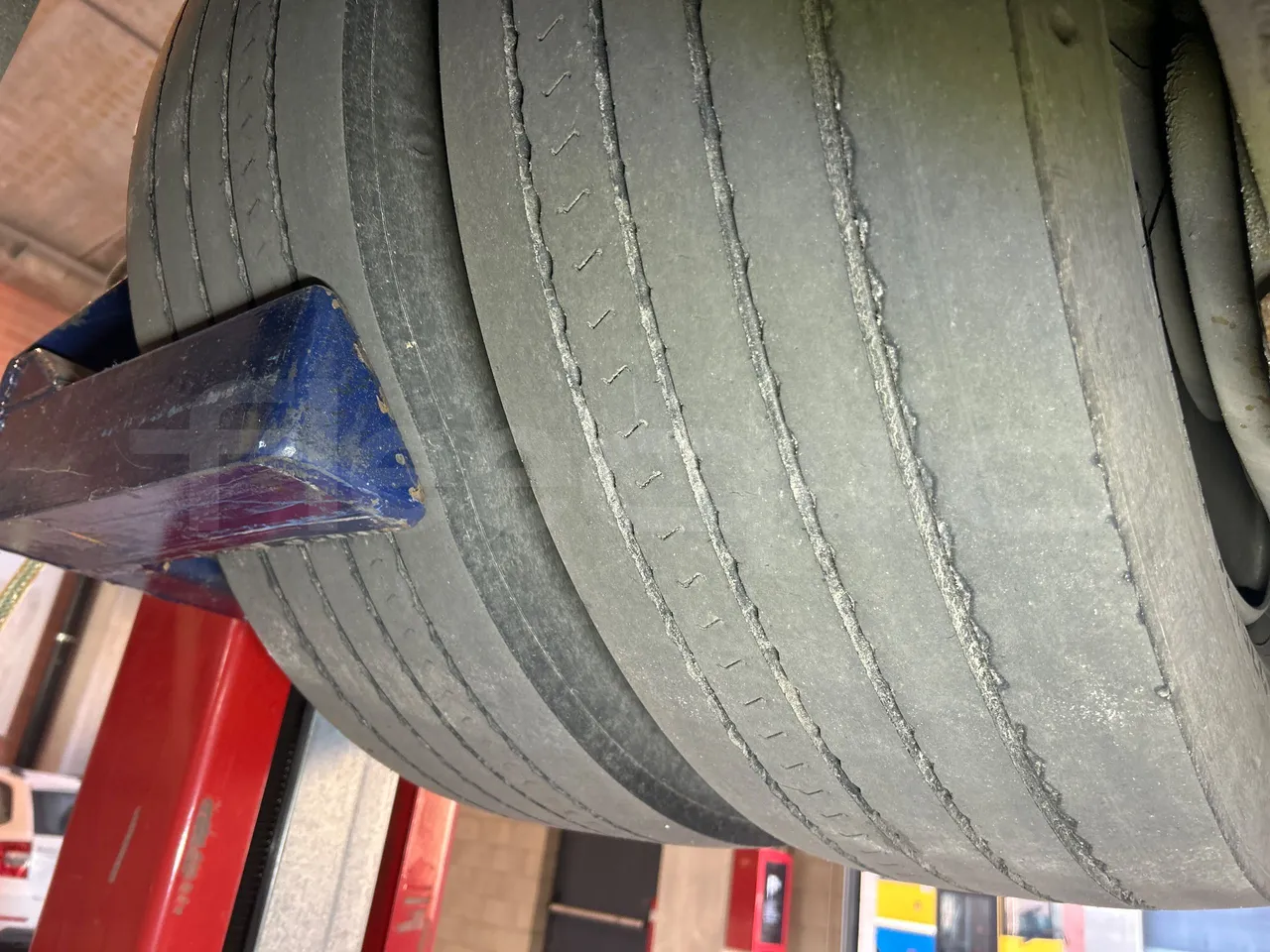 Mercedes-Benz O 530 G- 3P - Euro5 - 260kW - 17.940mt - tread condition third axle tires right