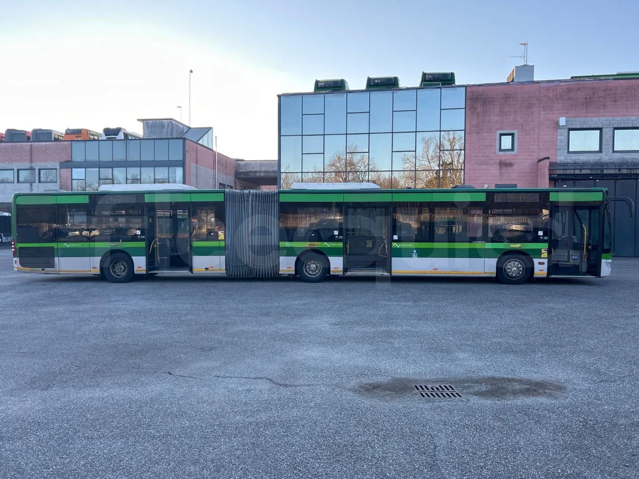 Mercedes-Benz O 530 G- 3P - Euro5 - 260kW - 17.940mt - right side doors open