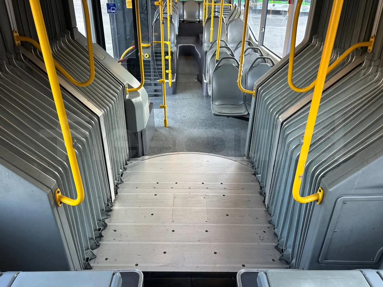 Mercedes-Benz O 530 G- 3P - Euro5 - 260kW - 17.940mt - turntable internal (18m)