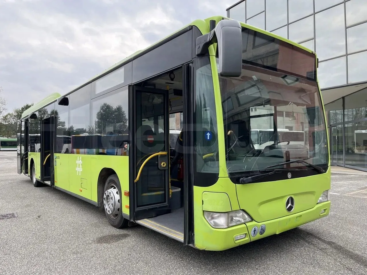 Mercedes-Benz Citaro O 530 LE - Euro5 - 220kW - 13.057mt - 3/4 right front doors open