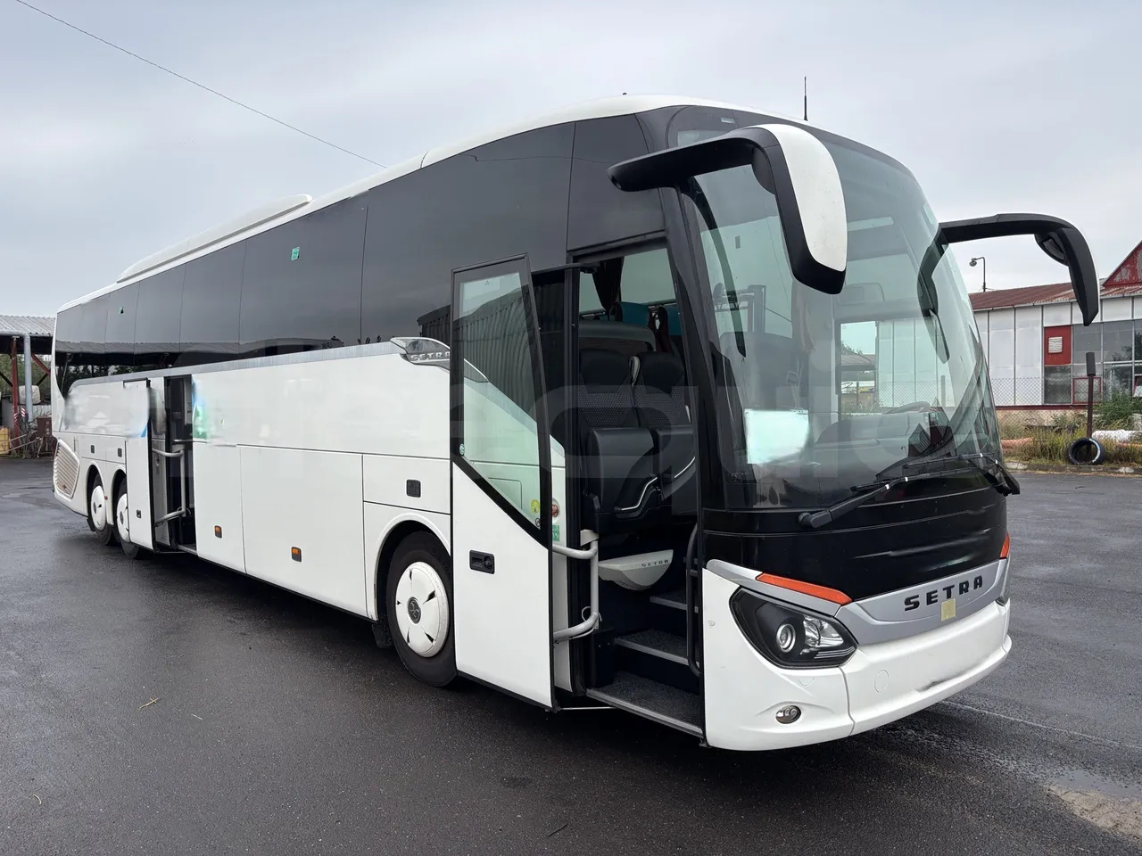 Setra S517 - 3/4 Front Right Side Doors Open