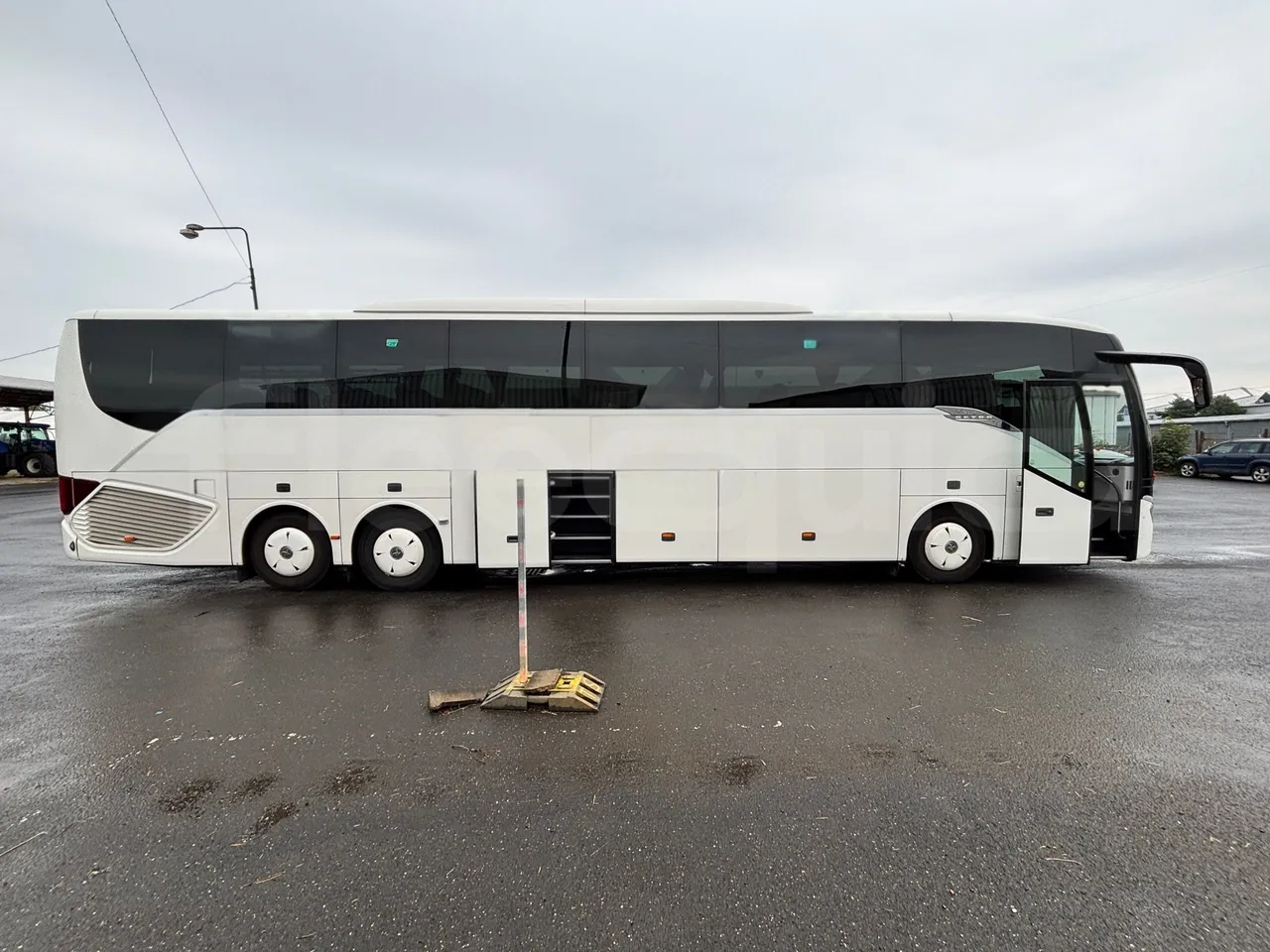 Setra S517 - Right Side Doors Open