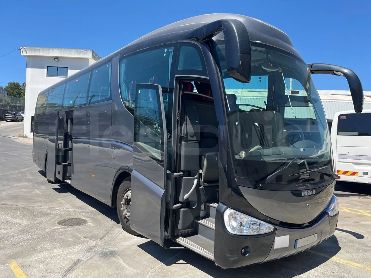 Irizar Scania - 3/4 right front doors open