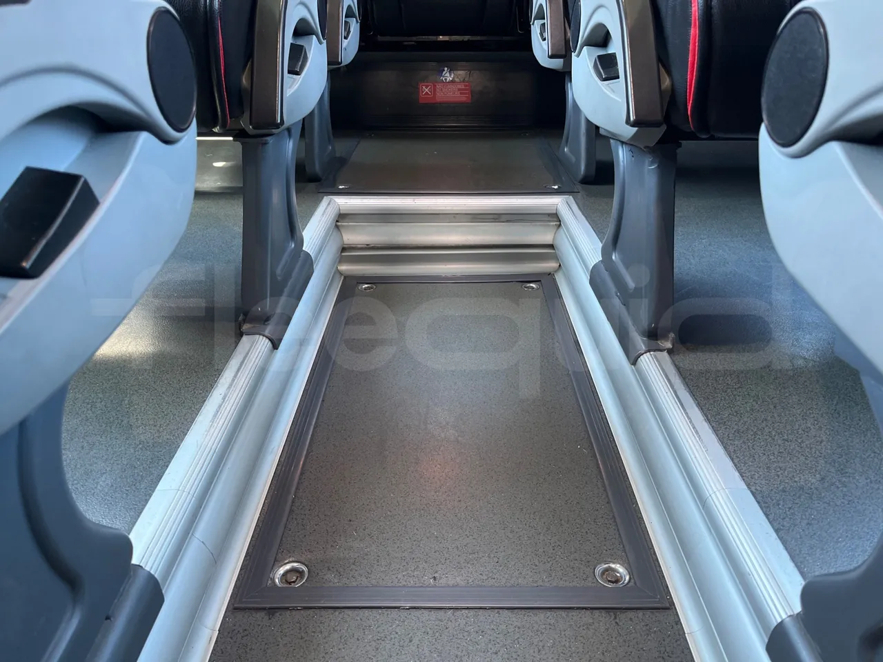 Irizar Scania - floor hatches photo